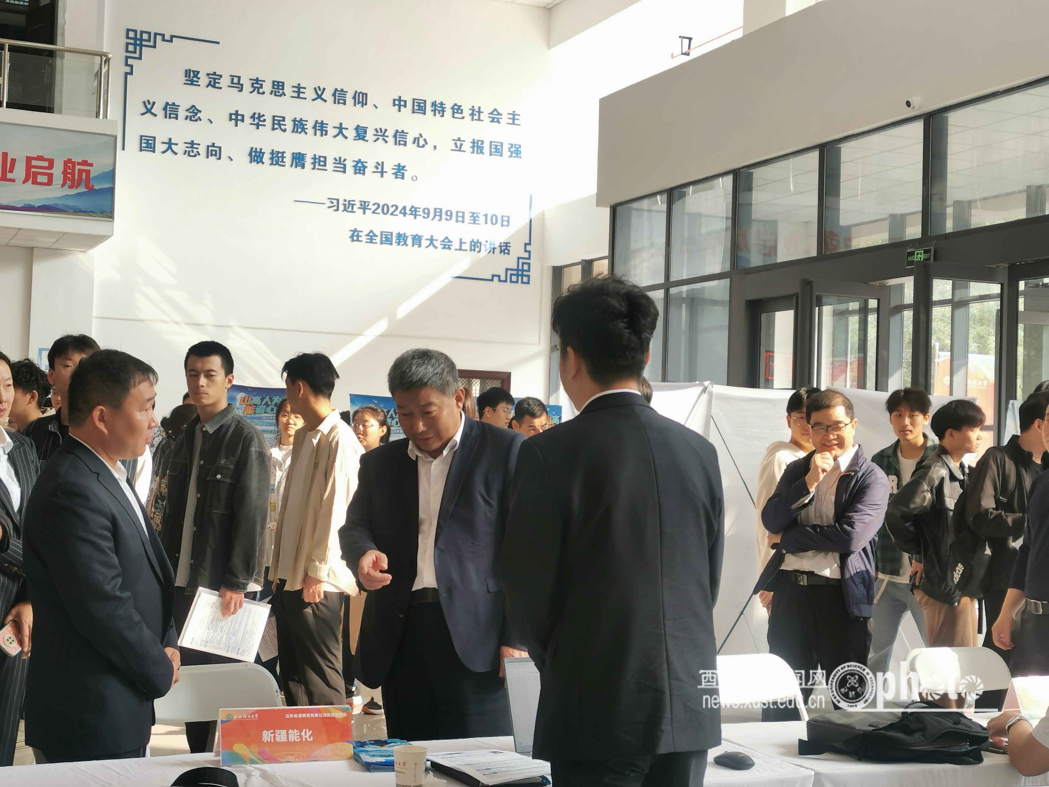 1-校领导深入招聘现场.jpg